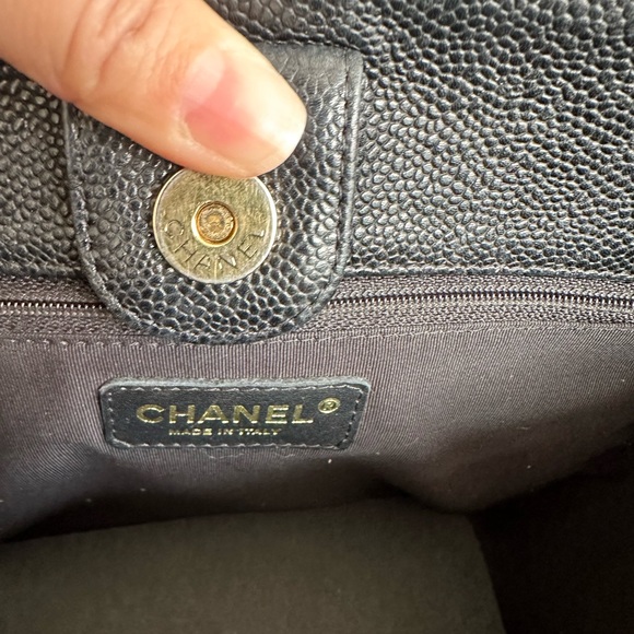 Chanel Caviar leather Petit Shopper - Picture 7 of 12
